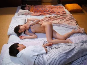 Gã chồng lo làm việc, bà xã ở nhà vụng trộm với cậu thanh niên phòng bên