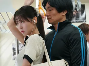 Dụ dỗ một người lạ ngoài đường, hiếp dâm tập thể và quan hệ với một con chó cái trong xe hơi
