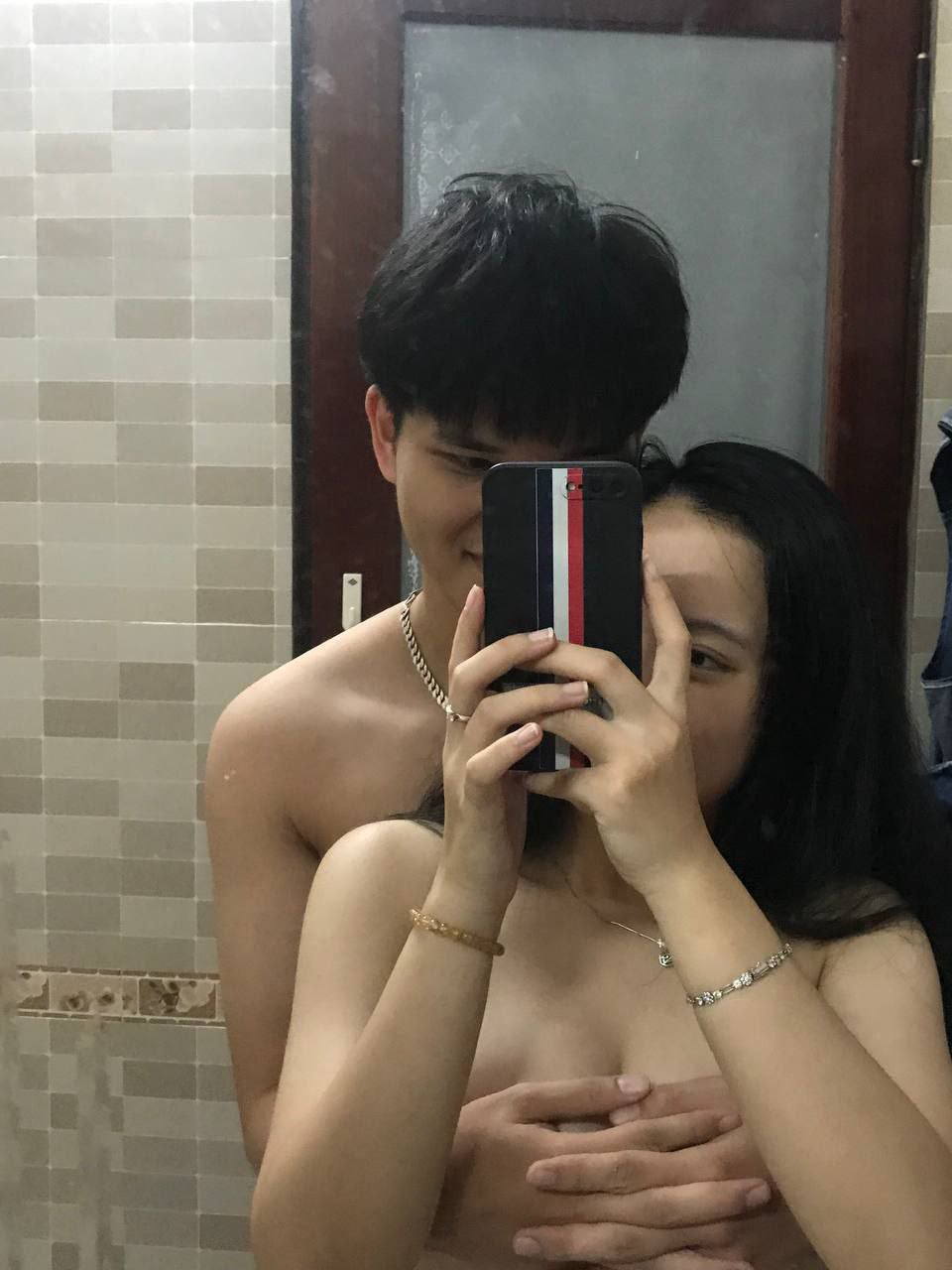 Bà xã chăm sóc Ông chồng ở bệnh viện và cậu trai giường bên may mắn